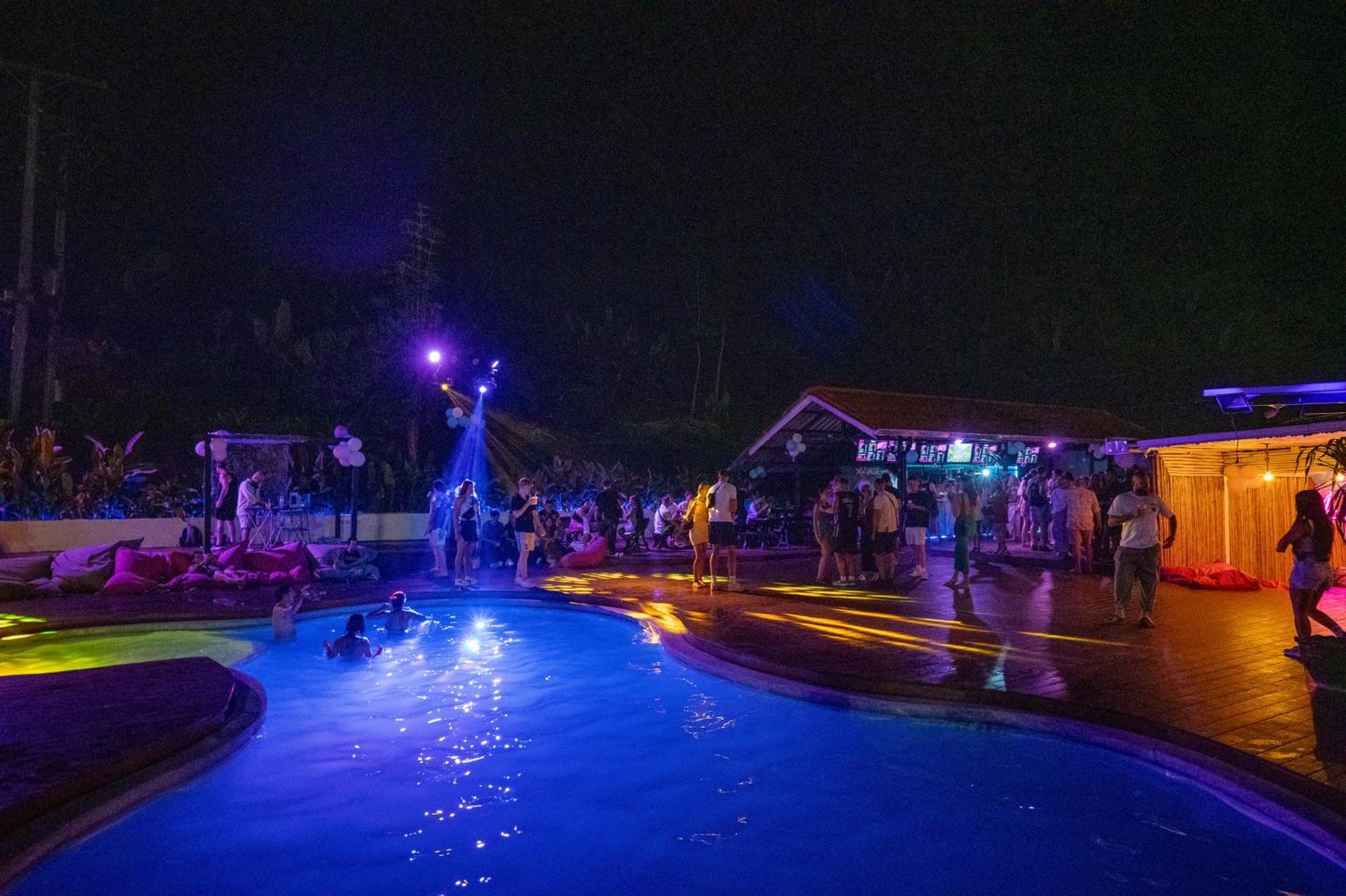 Base Party Hostel Ao Nang Exterior foto
