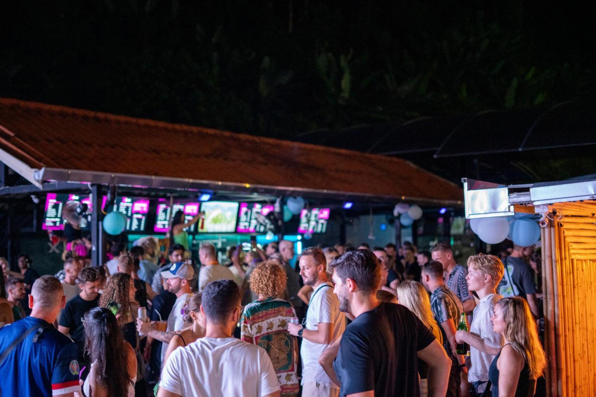 Base Party Hostel Ao Nang Exterior foto
