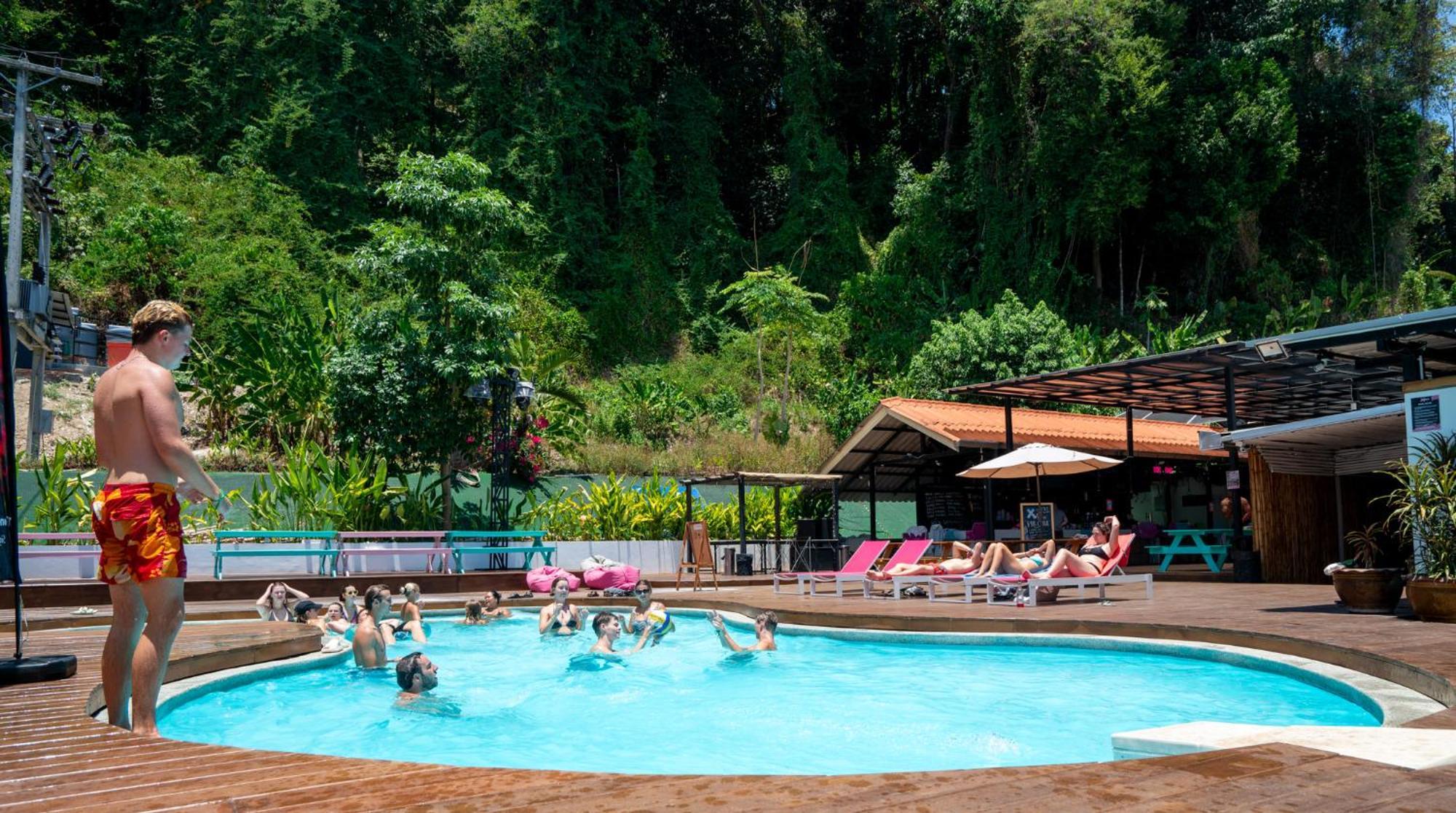 Base Party Hostel Ao Nang Exterior foto