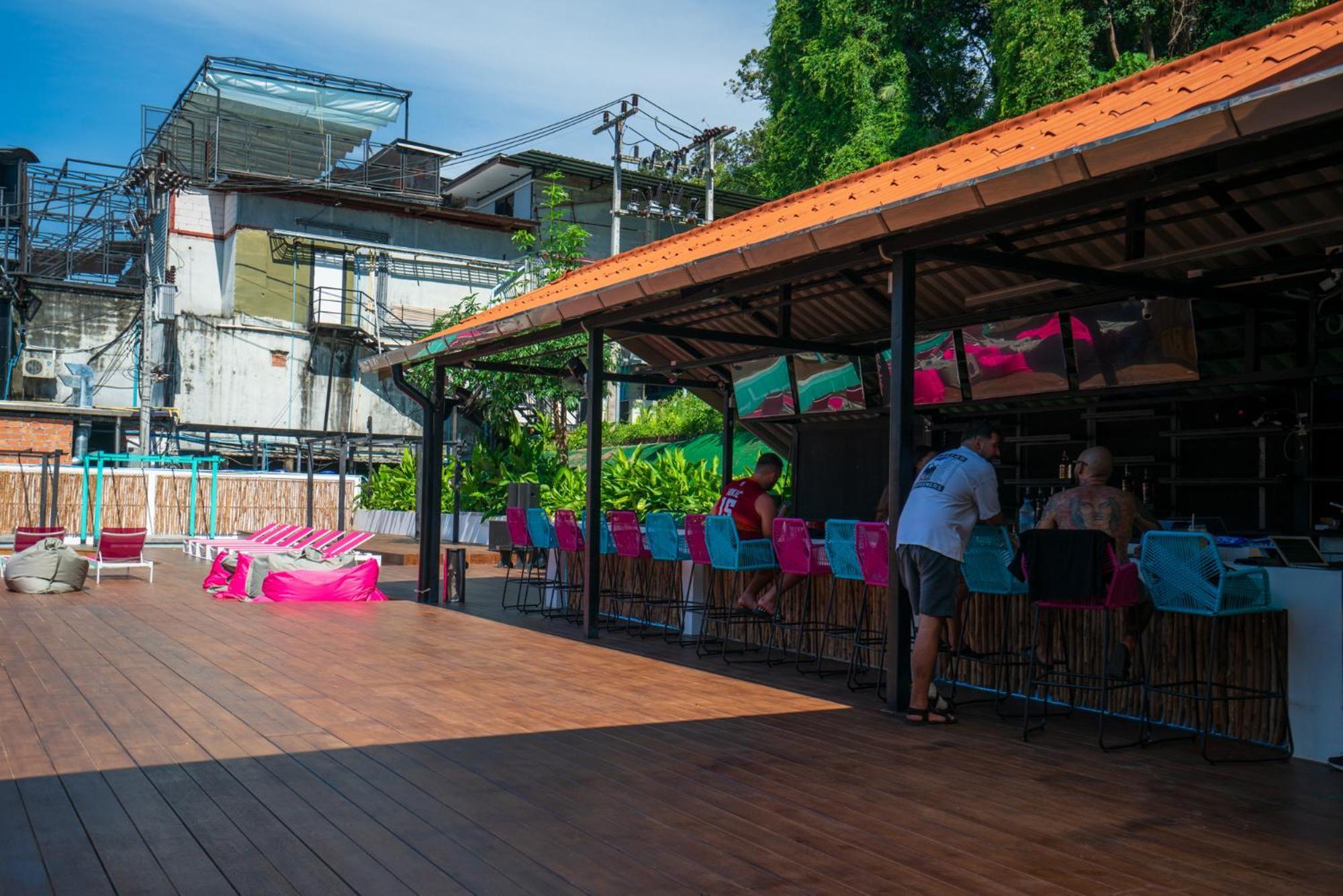 Base Ao Nang Beachfront Hostel Exterior foto